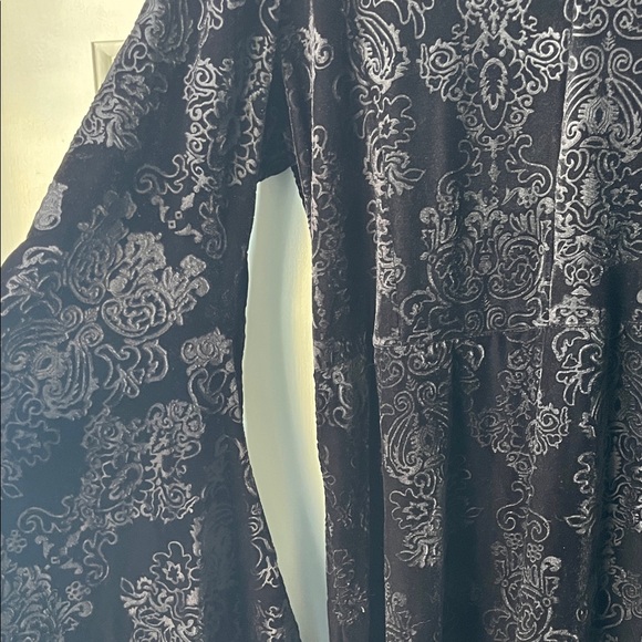 Spirit Halloween Black Velvet Patterned Hooded Robe Plus Size - Picture 8 of 9